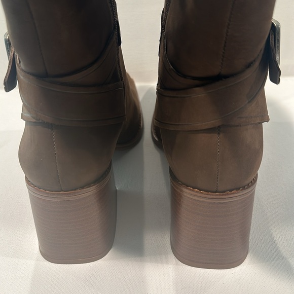 Vince CAMUTO Brown Leather Block Heel Boots with side buckle and zipper. - Picture 11 of 11
